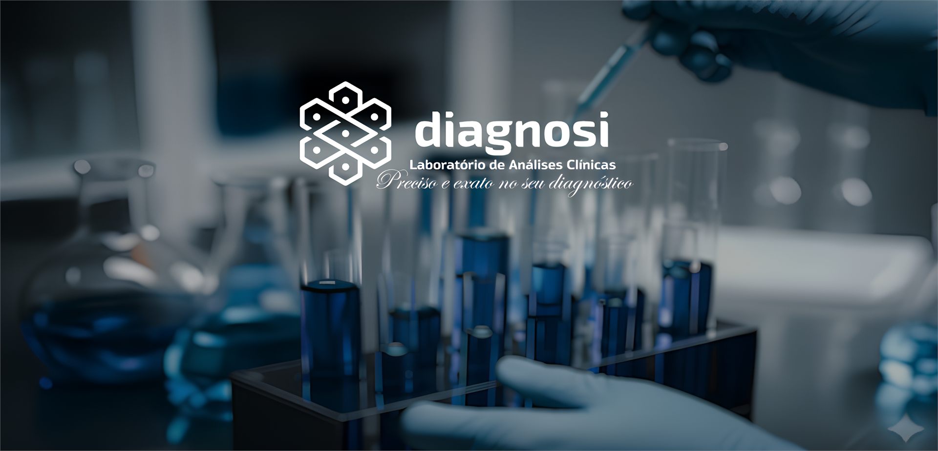 Tubos de ensaio sendo manipulados no laboratório Diagnosi