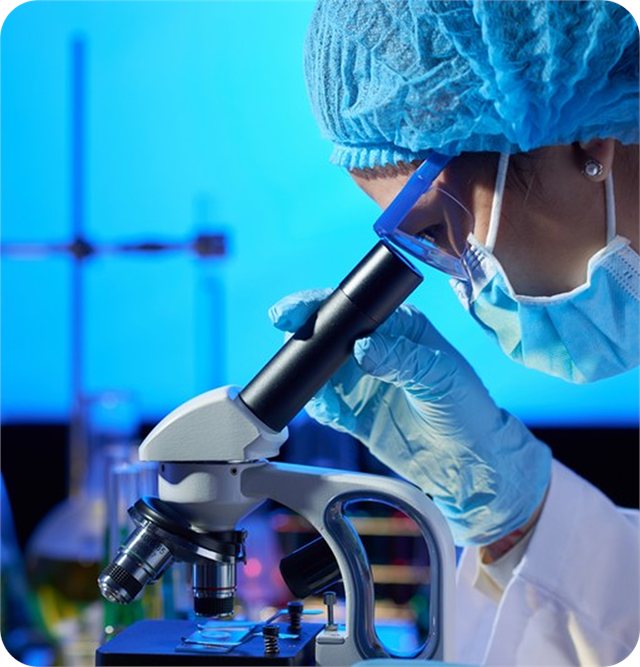 Profissional de saúde utilizando um microscópio